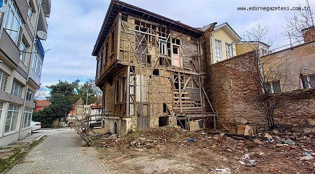 TARİHİ EVLER MÜLTECİ YUVASI OLDU, “SOKAĞA ADIM ATMAYA KORKUYORUZ